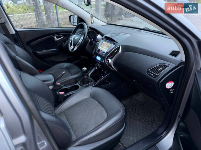 Сірий Хендай Туксон, об'ємом двигуна 1.69 л та пробігом 282 тис. км за 12000 $, фото 49 на Automoto.ua