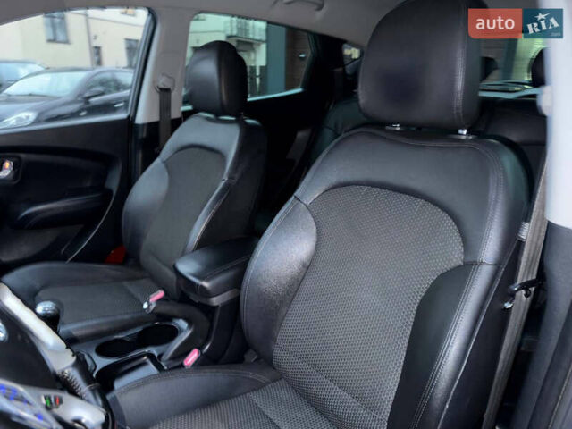 Сірий Хендай Туксон, об'ємом двигуна 1.69 л та пробігом 282 тис. км за 12000 $, фото 30 на Automoto.ua