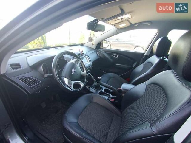 Сірий Хендай Туксон, об'ємом двигуна 1.7 л та пробігом 279 тис. км за 11400 $, фото 4 на Automoto.ua