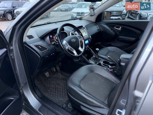 Сірий Хендай Туксон, об'ємом двигуна 1.69 л та пробігом 282 тис. км за 12000 $, фото 29 на Automoto.ua