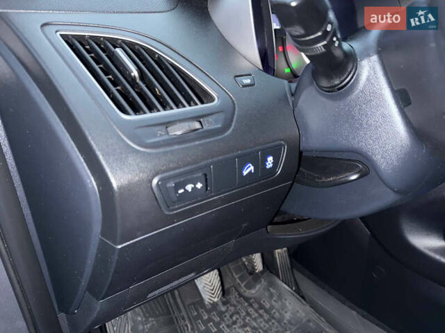 Сірий Хендай Туксон, об'ємом двигуна 1.69 л та пробігом 282 тис. км за 12000 $, фото 28 на Automoto.ua