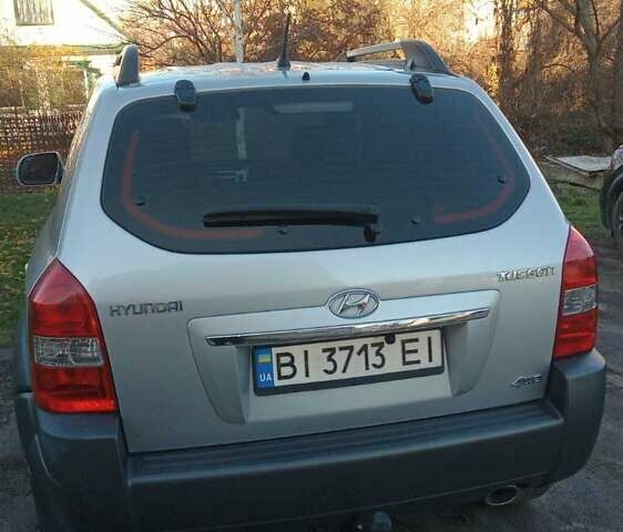 Серый Хендай Туксон, объемом двигателя 2 л и пробегом 82 тыс. км за 11500 $, фото 3 на Automoto.ua