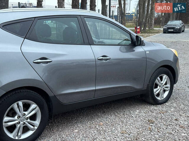 Сірий Хендай Туксон, об'ємом двигуна 1.69 л та пробігом 282 тис. км за 12000 $, фото 18 на Automoto.ua