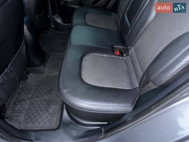 Сірий Хендай Туксон, об'ємом двигуна 1.69 л та пробігом 282 тис. км за 12000 $, фото 39 на Automoto.ua