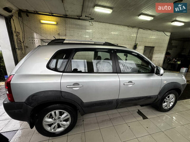 Хендай Туксон 2013 в Киеве на Automoto.ua Серый Хендай Туксон, объемом двигателя 1.98 л и пробегом 290 тыс. км за 10350 $, фото 1 на Automoto.ua