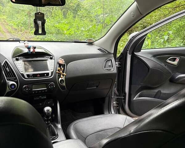 Сірий Хендай Туксон, об'ємом двигуна 1.7 л та пробігом 279 тис. км за 11400 $, фото 6 на Automoto.ua