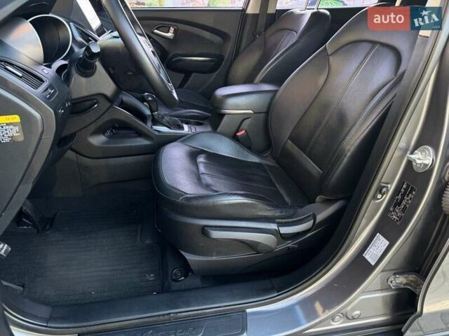 Сірий Хендай Туксон, об'ємом двигуна 2 л та пробігом 178 тис. км за 13800 $, фото 19 на Automoto.ua