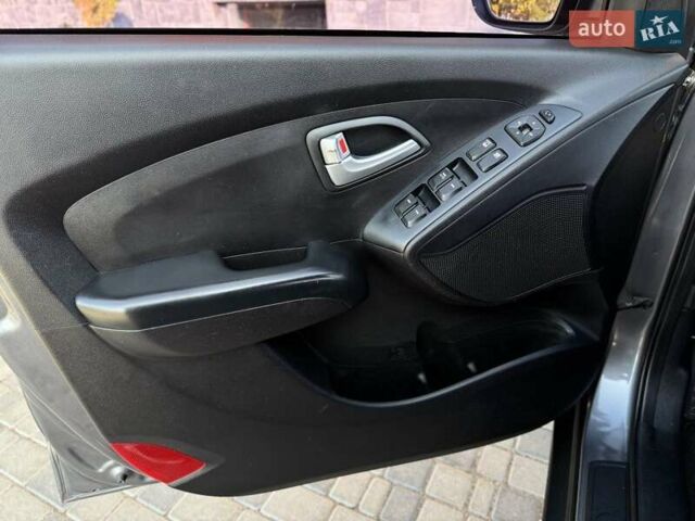 Серый Хендай Туксон, объемом двигателя 2 л и пробегом 178 тыс. км за 14000 $, фото 28 на Automoto.ua