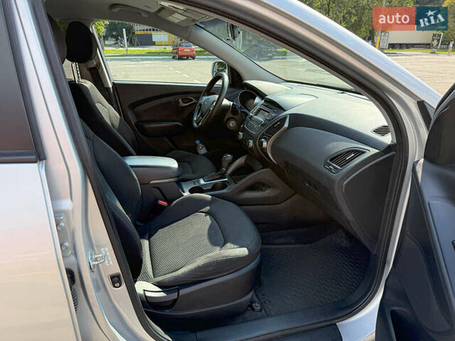 Серый Хендай Туксон, объемом двигателя 2 л и пробегом 142 тыс. км за 13000 $, фото 6 на Automoto.ua