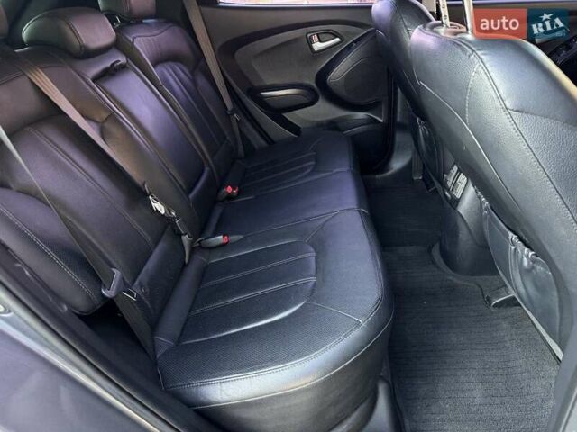 Серый Хендай Туксон, объемом двигателя 2 л и пробегом 178 тыс. км за 14000 $, фото 24 на Automoto.ua