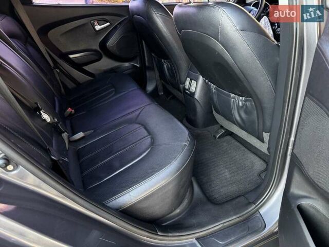 Серый Хендай Туксон, объемом двигателя 2 л и пробегом 178 тыс. км за 14000 $, фото 35 на Automoto.ua