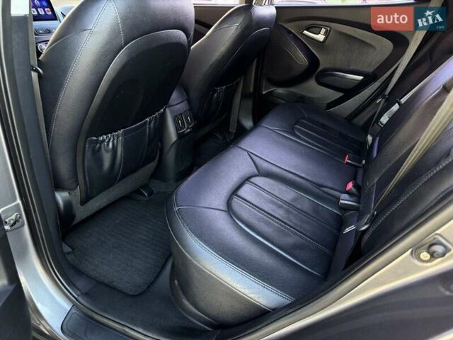 Серый Хендай Туксон, объемом двигателя 2 л и пробегом 178 тыс. км за 14000 $, фото 29 на Automoto.ua