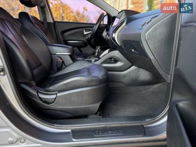 Серый Хендай Туксон, объемом двигателя 2 л и пробегом 178 тыс. км за 14000 $, фото 21 на Automoto.ua