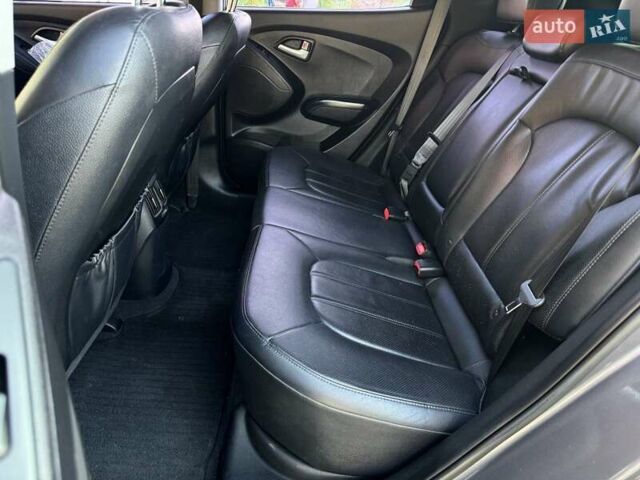 Сірий Хендай Туксон, об'ємом двигуна 2 л та пробігом 178 тис. км за 13800 $, фото 21 на Automoto.ua