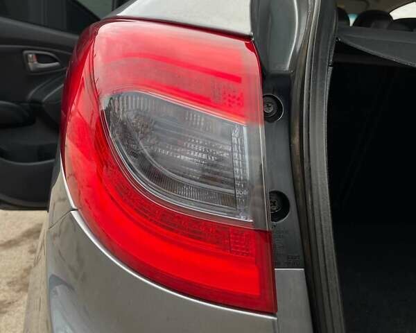 Серый Хендай Туксон, объемом двигателя 1.69 л и пробегом 293 тыс. км за 12950 $, фото 66 на Automoto.ua