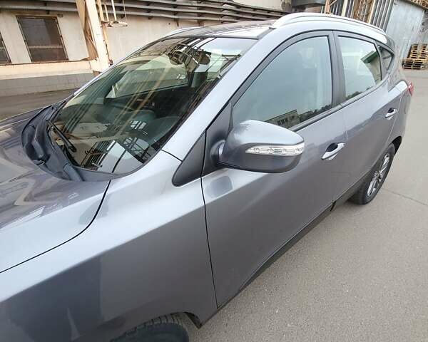 Серый Хендай Туксон, объемом двигателя 1.7 л и пробегом 290 тыс. км за 12800 $, фото 5 на Automoto.ua