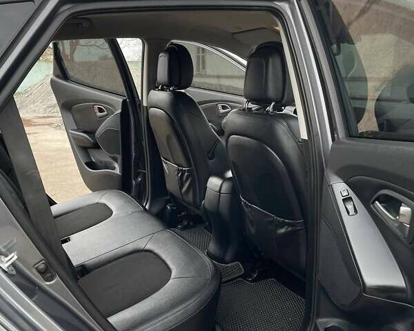 Серый Хендай Туксон, объемом двигателя 1.69 л и пробегом 293 тыс. км за 12950 $, фото 63 на Automoto.ua