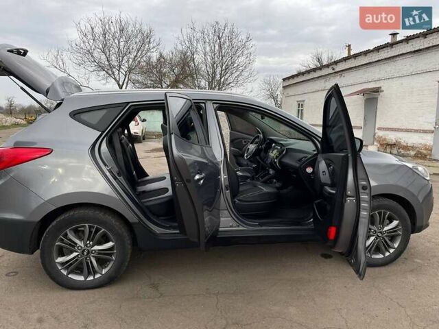 Серый Хендай Туксон, объемом двигателя 1.69 л и пробегом 293 тыс. км за 12950 $, фото 5 на Automoto.ua