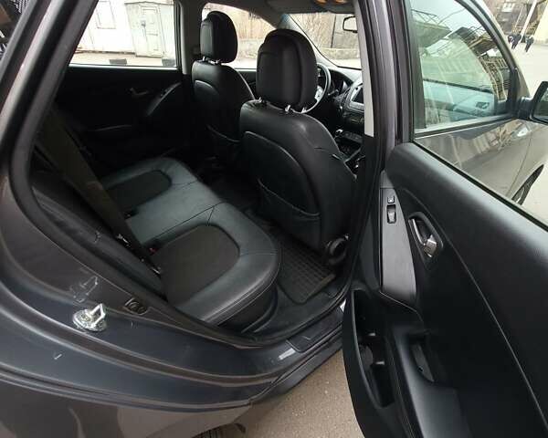 Серый Хендай Туксон, объемом двигателя 1.7 л и пробегом 290 тыс. км за 12800 $, фото 13 на Automoto.ua