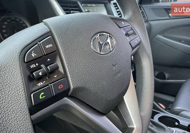 Сірий Хендай Туксон, об'ємом двигуна 2 л та пробігом 203 тис. км за 18300 $, фото 29 на Automoto.ua