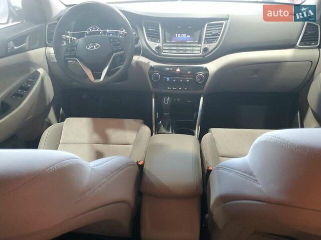 Сірий Хендай Туксон, об'ємом двигуна 2 л та пробігом 128 тис. км за 2700 $, фото 7 на Automoto.ua