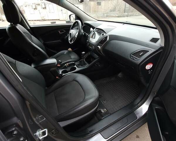 Серый Хендай Туксон, объемом двигателя 1.7 л и пробегом 290 тыс. км за 12800 $, фото 14 на Automoto.ua