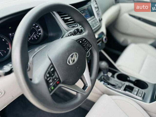 Серый Хендай Туксон, объемом двигателя 2 л и пробегом 79 тыс. км за 15500 $, фото 5 на Automoto.ua