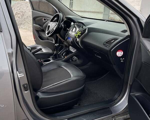 Серый Хендай Туксон, объемом двигателя 1.69 л и пробегом 293 тыс. км за 12950 $, фото 68 на Automoto.ua