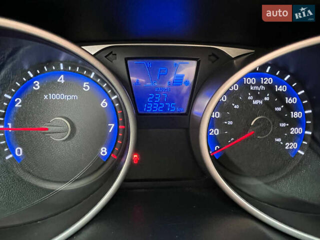 Сірий Хендай Туксон, об'ємом двигуна 2 л та пробігом 141 тис. км за 13500 $, фото 10 на Automoto.ua