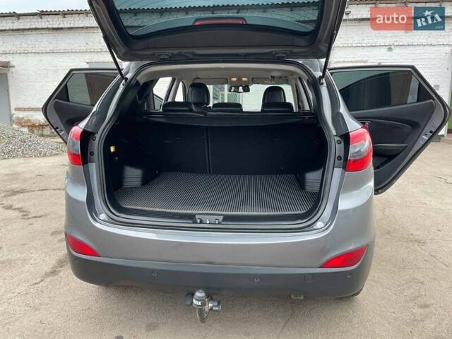 Серый Хендай Туксон, объемом двигателя 1.69 л и пробегом 293 тыс. км за 12950 $, фото 13 на Automoto.ua