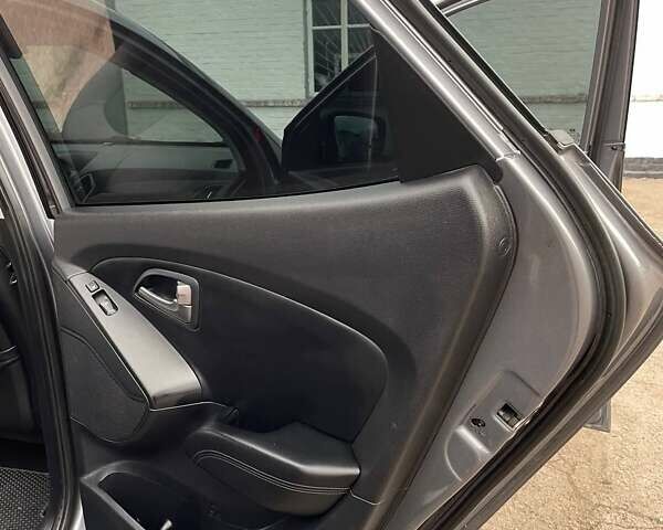 Серый Хендай Туксон, объемом двигателя 1.69 л и пробегом 293 тыс. км за 12950 $, фото 36 на Automoto.ua