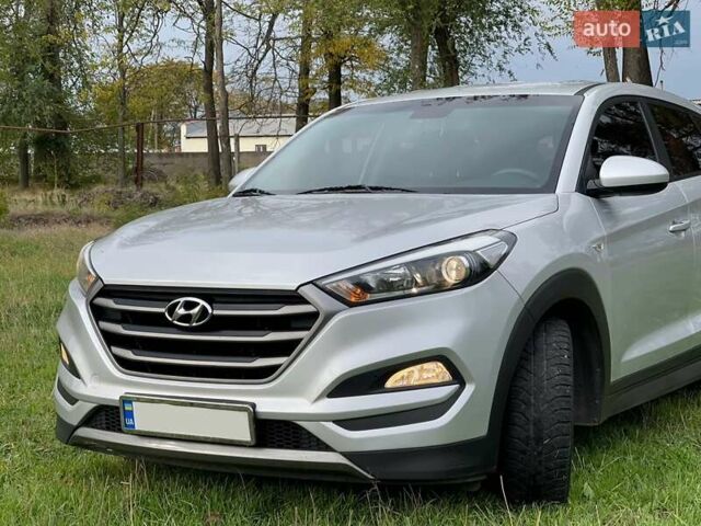 Серый Хендай Туксон, объемом двигателя 2 л и пробегом 260 тыс. км за 18000 $, фото 2 на Automoto.ua