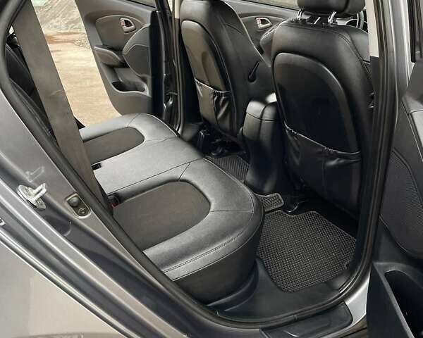 Серый Хендай Туксон, объемом двигателя 1.69 л и пробегом 293 тыс. км за 12950 $, фото 67 на Automoto.ua