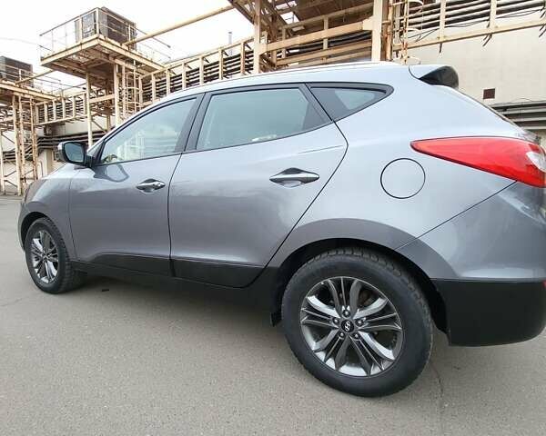 Серый Хендай Туксон, объемом двигателя 1.7 л и пробегом 290 тыс. км за 12800 $, фото 6 на Automoto.ua