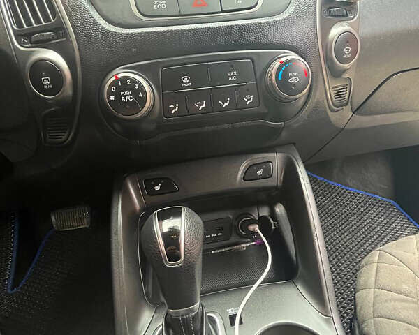 Сірий Хендай Туксон, об'ємом двигуна 2 л та пробігом 141 тис. км за 13500 $, фото 18 на Automoto.ua