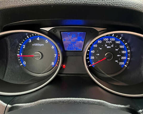 Сірий Хендай Туксон, об'ємом двигуна 2 л та пробігом 141 тис. км за 13500 $, фото 11 на Automoto.ua