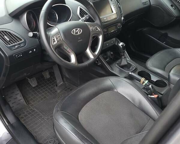 Серый Хендай Туксон, объемом двигателя 1.7 л и пробегом 290 тыс. км за 12800 $, фото 30 на Automoto.ua