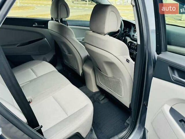 Серый Хендай Туксон, объемом двигателя 2 л и пробегом 79 тыс. км за 15500 $, фото 11 на Automoto.ua