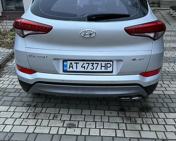 Серый Хендай Туксон, объемом двигателя 2 л и пробегом 187 тыс. км за 20999 $, фото 4 на Automoto.ua