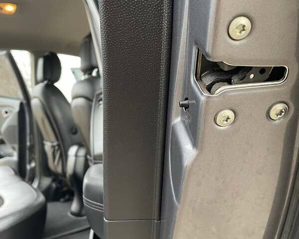 Серый Хендай Туксон, объемом двигателя 1.69 л и пробегом 293 тыс. км за 12950 $, фото 41 на Automoto.ua