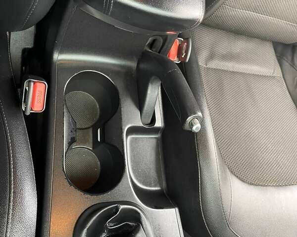 Серый Хендай Туксон, объемом двигателя 1.69 л и пробегом 293 тыс. км за 12950 $, фото 39 на Automoto.ua