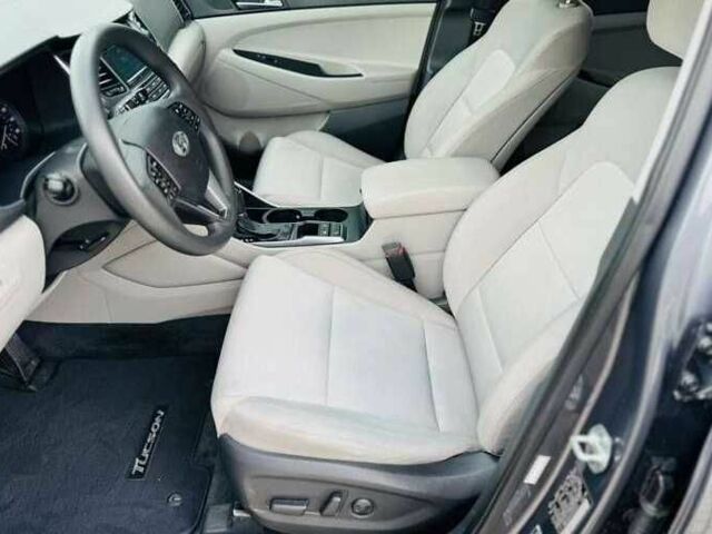 Серый Хендай Туксон, объемом двигателя 2 л и пробегом 79 тыс. км за 13500 $, фото 4 на Automoto.ua