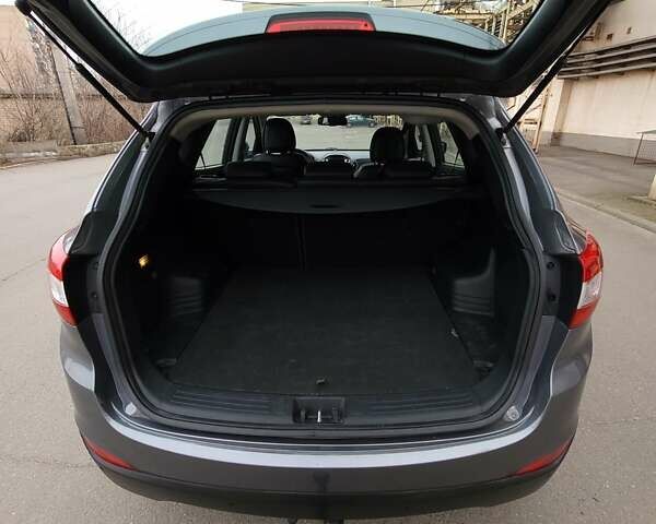 Серый Хендай Туксон, объемом двигателя 1.7 л и пробегом 290 тыс. км за 12800 $, фото 12 на Automoto.ua