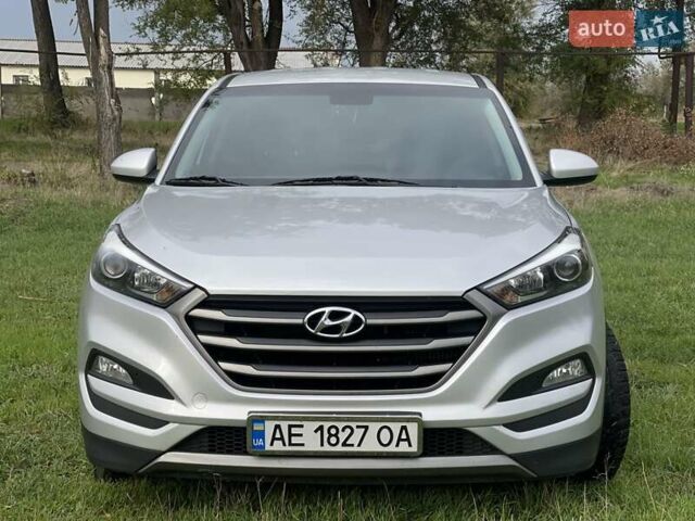 Серый Хендай Туксон, объемом двигателя 2 л и пробегом 260 тыс. км за 18000 $, фото 3 на Automoto.ua