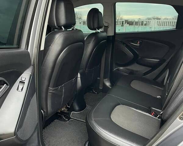 Серый Хендай Туксон, объемом двигателя 1.69 л и пробегом 293 тыс. км за 12950 $, фото 71 на Automoto.ua