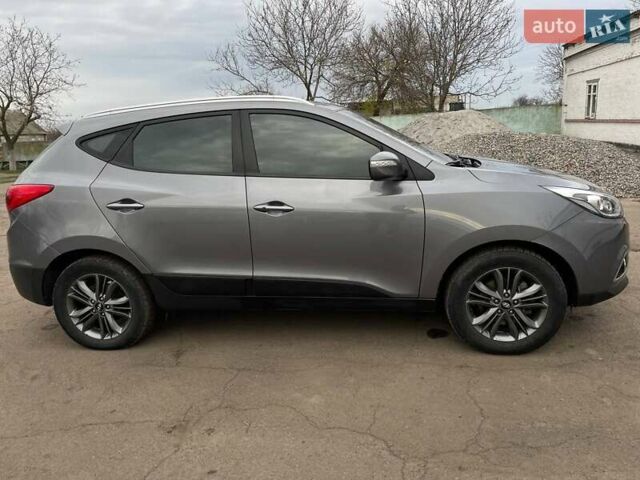 Серый Хендай Туксон, объемом двигателя 1.69 л и пробегом 293 тыс. км за 12950 $, фото 4 на Automoto.ua