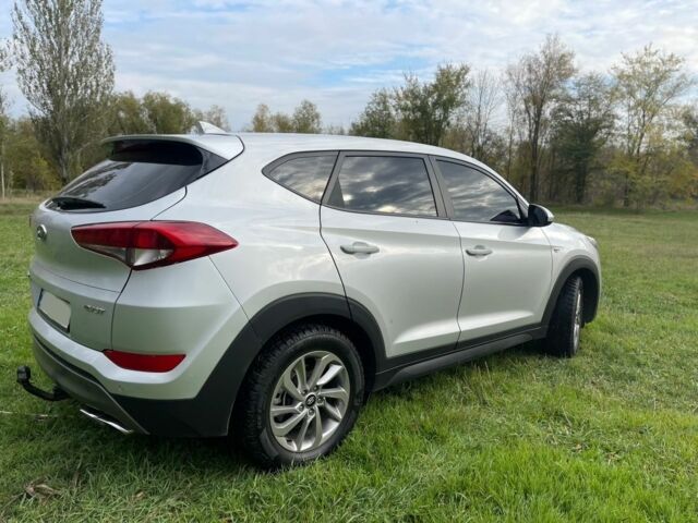 Хендай Туксон 2015 в Кривом Роге на Automoto.ua Серый Хендай Туксон, объемом двигателя 2 л и пробегом 270 тыс. км за 18000 $, фото 2 на Automoto.ua