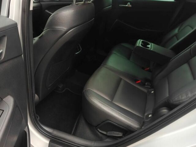 Сірий Хендай Туксон, об'ємом двигуна 2 л та пробігом 143 тис. км за 8000 $, фото 15 на Automoto.ua