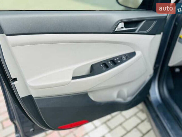 Серый Хендай Туксон, объемом двигателя 2 л и пробегом 79 тыс. км за 15500 $, фото 3 на Automoto.ua