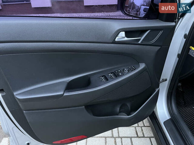 Серый Хендай Туксон, объемом двигателя 2 л и пробегом 187 тыс. км за 20999 $, фото 6 на Automoto.ua